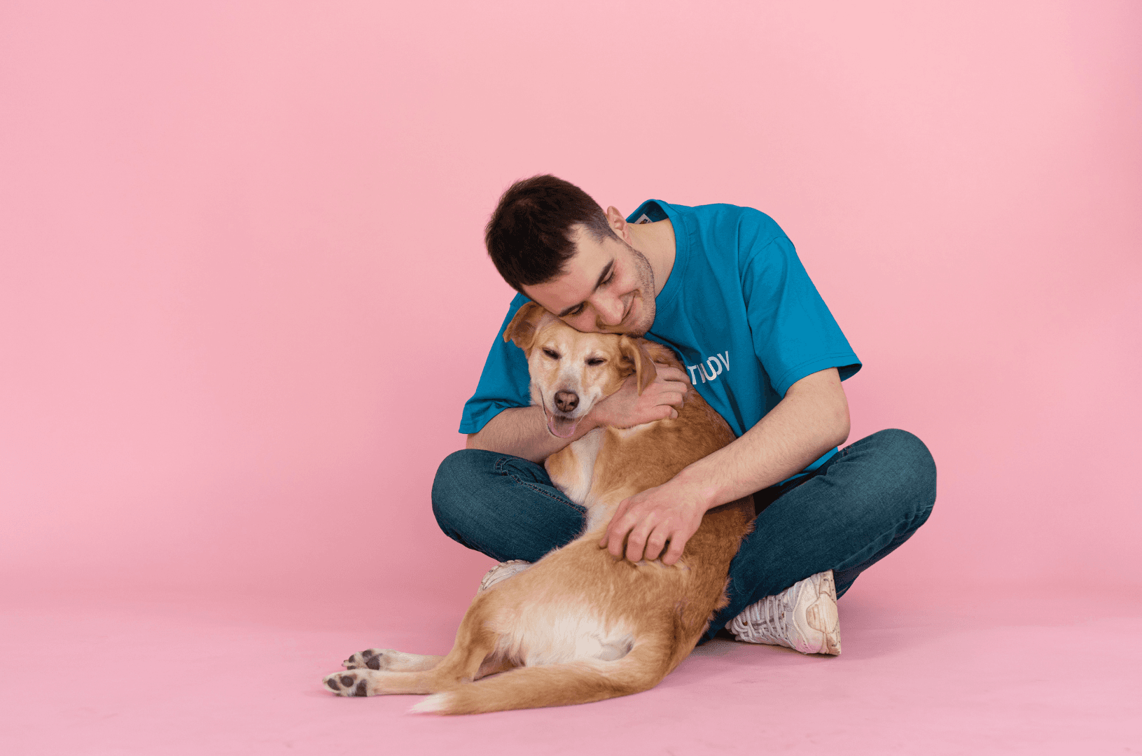 Hombre paseando perro